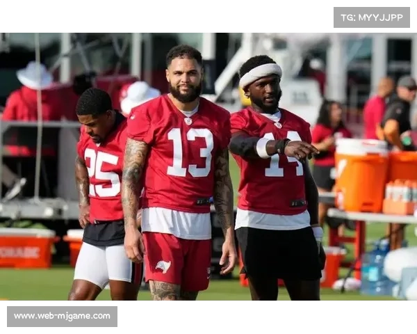 NFL FLAG总决赛增设球星见面会,前NFL名将古德温与小球员互动