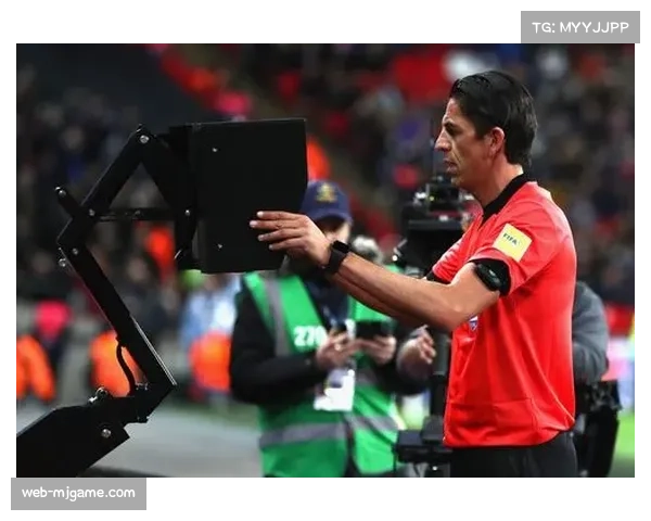 VAR语音公开测试：欧足联考虑在2026-27赛季引入裁判对话直播